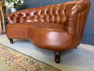 A elegant 1.3m FRENCH STYLE genuine leather deep buttoned two seater lsofa. (A VINTAGE COLLECTION)