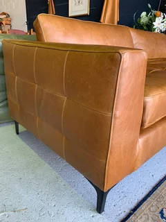 Brand new (2.8m x 2.4m)  genuine leather MODERN &amp; SLEEK DESIGN L-shape corner lounge suite.