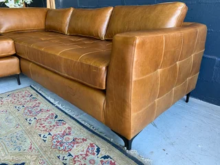 Brand new (2.8m x 2.4m)  genuine leather MODERN &amp; SLEEK DESIGN L-shape corner lounge suite.