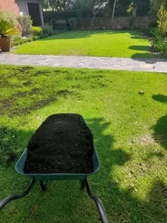 Delivery and installa compost and potting soil weed free
