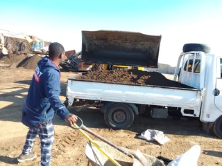 Delivery and installa roll on lawn Kikuyu grass