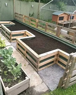 Lawn dressing and top soil