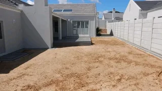 Delivery and installa Cyndone grass and Lm Berea grass