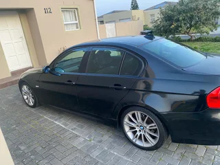 BMW E90 323i