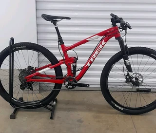 (S)TREK TOP FUEL 9 *FOX 32* 1 x 11 SPEED- DROPPER POST* MOUNTAIN BIKE