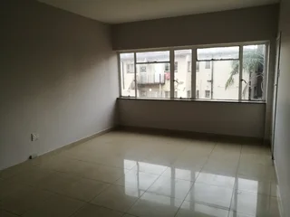 MONTCLAIR -  SPACIOUS FLAT TO LET