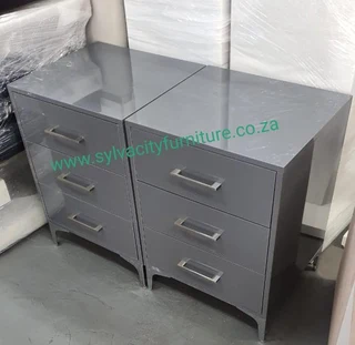 Stunning Bedside Tables/Pedestals