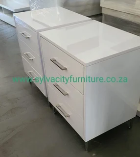 Stunning Bedside Tables/Pedestals