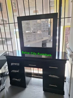 Glam Up Your Space – Elegant Dressing Tables Now Available