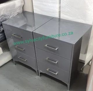 Stylish storage at your bedside – modern pedestals that fit your space.