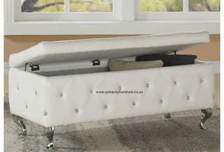 “Declutter without compromise – discover our modern blanket boxes