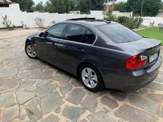 BMW  E90 323i