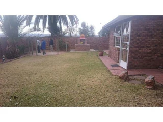This inviting garden unit offers 3 bedrooms Main with a walk in closet. 2 bathrooms