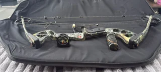 PSE Compound Bow and arrows with specialised bag and attachable quiver