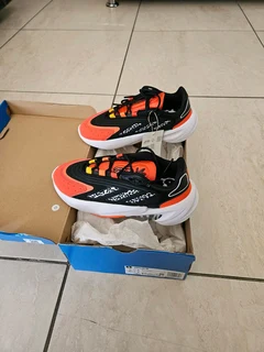 Adidas Ozelia sneakers size 4