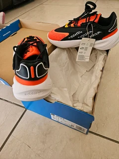Adidas Ozelia sneakers size 4