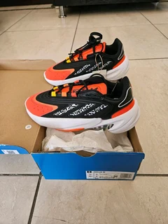 Adidas Ozelia sneakers size 4