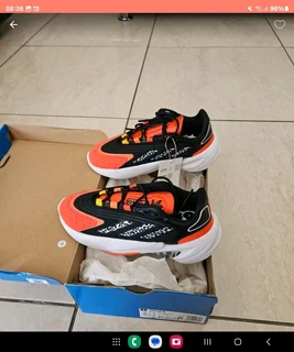 Adidas Ozelia sneakers size 4