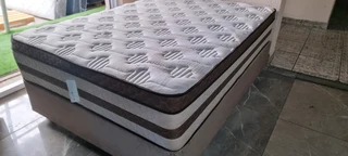 Queen Bed As New R2950 Watsap 0736552664 ,we In Peerless Park Kraaifontein