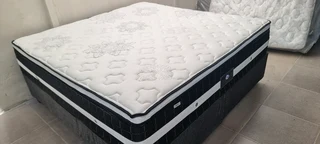 KING BED EXCELLENT WITH PILLOWTOP MATRESS AND BASE R4500 WATSAP 0736552664