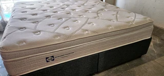 King Bed Extra Lenght With Pillowtop Matress As New R5500 Watsap 0736552664