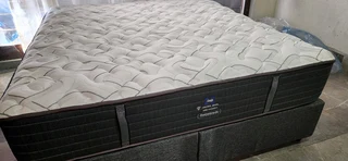 Top Of The Range King Bed Extra Lenght Retails For R25 000 Selling For R8500  Watsap 0736552664