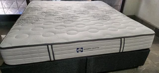 STILL LIKE BRAND NEW KING BED WITH POCKET SPRING MATRESS AND BASES R6500 WATSAP 0736552664