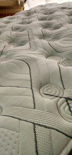 BRAND NEW STILL HARDLY USED KING BED TOP OF RANGE R8500 WATSAP 0736552664