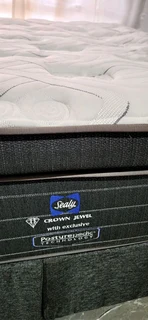 BRAND NEW STILL HARDLY USED KING BED TOP OF RANGE R8500 WATSAP 0736552664