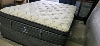 QUEEN BED FOR SALE  TOP OF RANGE R4950 , RETAIL FOR R21 000 WATSAP 0736552664