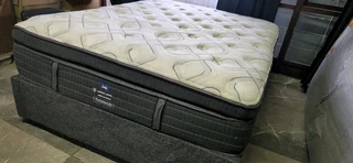 QUEEN BED FOR SALE  TOP OF RANGE R4950 , RETAIL FOR R21 000 WATSAP 0736552664