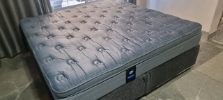 King Bed With Pillowtop Matress R4500 Watsap 0736552664 , Excellent