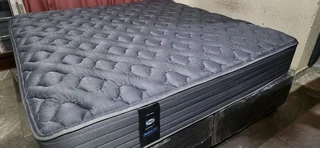 King Bed In Excellent Condition ,pocket Spring Heavy Duty Matress Plus Bases R6950 Watsap 0736552664