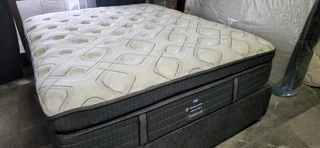 Top Of Range King Bed R8950 Retails R27 800 Watsap 0736552664
