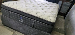 Top Of Range King Bed Xtra Lenght  Retails R27 400 Selling For R7950 Watsap 0736552664