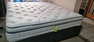 KING BED  WITH PILLOWTOP MATRESS AS NEW R5500 RETAILS R15 000 WATSAP 0736552664