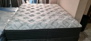 KING BED XTRA LENGHT WITH LUXURIOUS POCKET SPRING MATRESS PLUS BASES R7950 RETAILS R27 400