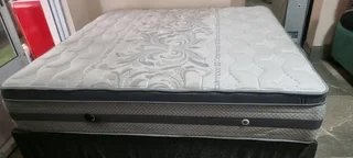 KING BED WITH THICK HEAVY DUTY MATRESS PLUS BASE R4500 WATSAP 0736552664