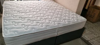 King Bed With Pocket Spring Matress Plus Base R4950 Still Like New R4950 Watsap 0736552664