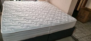 KING BED WITH POCKET SPRING MATRESS PLUS BASE R4950 STILL LIKE NEW R4950 WATSAP 0736552664