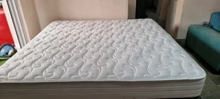 KING BED WITH POCKET SPRING MATRESS PLUS BASE R4950 STILL LIKE NEW R4950 WATSAP 0736552664