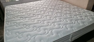 KING BED WITH POCKET SPRING MATRESS PLUS BASE R4950 STILL LIKE NEW R4950 WATSAP 0736552664