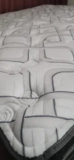 WELL KOWN NAME BRANDED KING POCKETSPRING MATRESS WITH 2 BEDBASES ( R8550 )