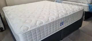 SELLING WELL KNOWN NAME BRANDED KING POCKETSPRING MATRESS WITH 2 BEDBASES ( R7950