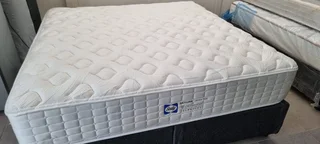 SELLING WELL KNOWN NAME BRANDED KING POCKETSPRING MATRESS WITH 2 BEDBASES ( R7950