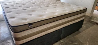 King Bed With Thick Heavy Duty Matress Plus Bases R4500 Watsap 0736552664