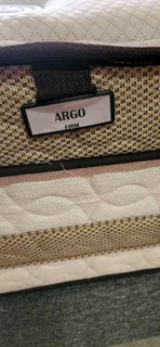 KING BED WITH THICK HEAVY DUTY MATRESS PLUS BASES R4500 WATSAP 0736552664