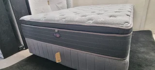QUEEN XTRA LENGHT TOP OF RANGE EXCELLENT POCKET SPRING AND PILLOWTOP MATRESS AND BASE R5950