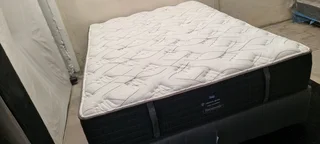 QUEEN BED XTRA LENGHT RETAILS R22800 SELLING FOR R5500 ONLY WATSAP 0736552664