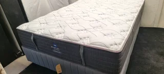 QUEEN BED XTRA LENGHT RETAILS R22800 SELLING FOR R5500 ONLY WATSAP 0736552664